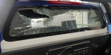 Hubo incidentes durante el procedimiento: un policía resultó herido y tres móviles sufrieron daños.