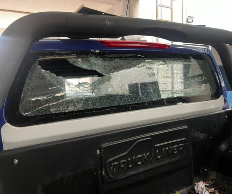 Detuvieron a un hombre tras la activación de un botón antipánico y un operativo con incidentes Hubo incidentes durante el procedimiento: un policía resultó herido y tres móviles sufrieron daños.