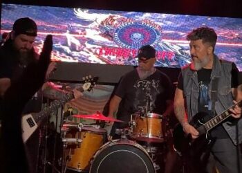 Pétalos, Riff y una noche de tributos