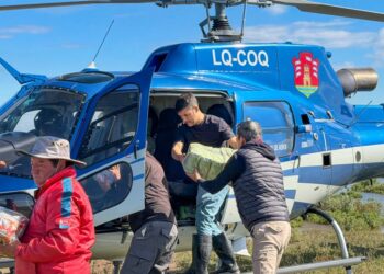 Brindan asistencia a familias aisladas por la crecida del río Dulce