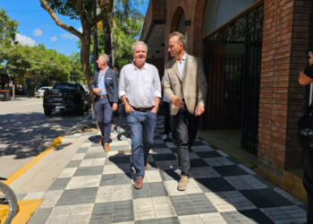 Oliva renueva su corredor comercial con obras urbanas para potenciar la actividad local