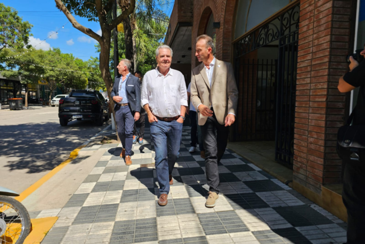 La Provincia impulsa la renovación del corredor comercial de Oliva con obras urbanas que buscan fortalecer la actividad económica y mejorar el espacio público.