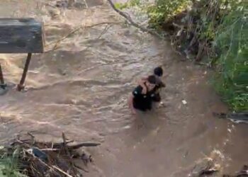 El joven fue trasladado al hospital local para una valoración médica más exhaustiva.