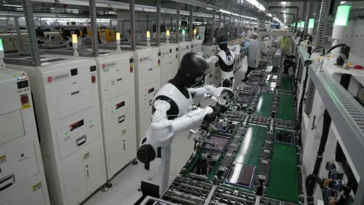 Robots humanoides comenzaron a operar en fábricas chinas realizando tareas de precisión, consolidando el avance de la inteligencia artificial en la industria.