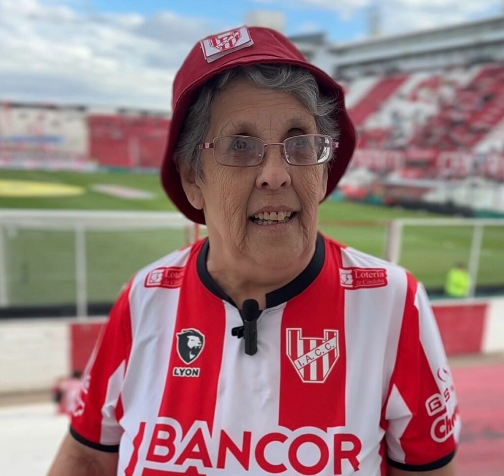 Sonia Velázquez, hincha de Instituto, cumplió a los 71 años su sueño de hacerse socia del club y vivir desde adentro la pasión por “La Gloria”.