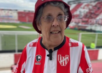 Sonia Velázquez, hincha de Instituto, cumplió a los 71 años su sueño de hacerse socia del club y vivir desde adentro la pasión por “La Gloria”.