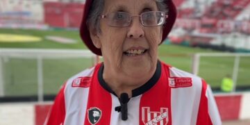 Sonia Velázquez, hincha de Instituto, cumplió a los 71 años su sueño de hacerse socia del club y vivir desde adentro la pasión por “La Gloria”.