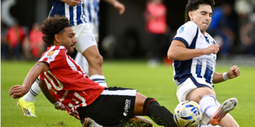 Talleres empata 0-0 ante Estudiantes en La Plata al inicio del segundo tiempo