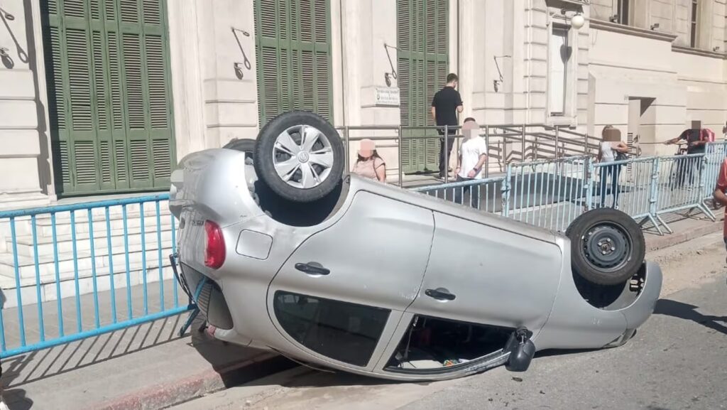 Choque múltiple y vuelco en pleno centro de Córdoba