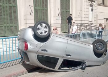 Choque múltiple y vuelco en pleno centro de Córdoba Choque múltiple y vuelco en pleno centro de Córdoba