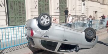 Choque múltiple y vuelco en pleno centro de Córdoba