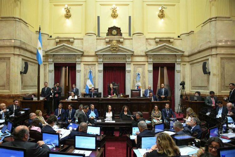La Libertad Avanza busca reunir apoyos para una sesión clave en el Senado, donde pretende avanzar con pliegos judiciales, acuerdos para cancelar litigios con fondos buitre y una reforma sobre propiedad privada.