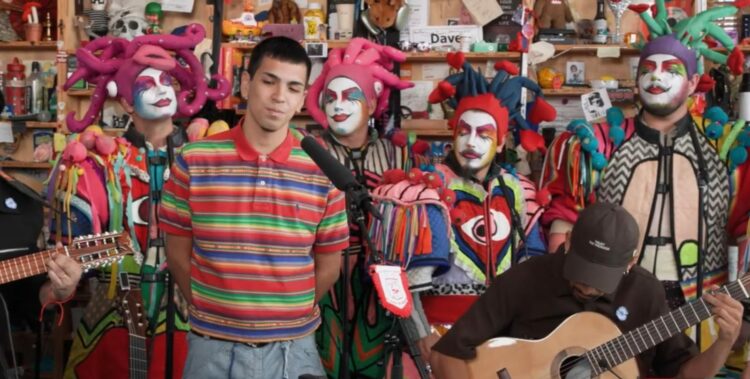 Rodeado de símbolos de la cultura popular —del poncho al mate—, el artista convirtió el Tiny Desk en territorio propio.