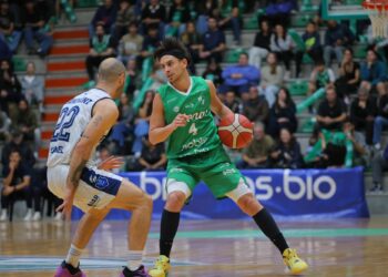 Atenas pegó en el arranque y ganó con un triple agónico