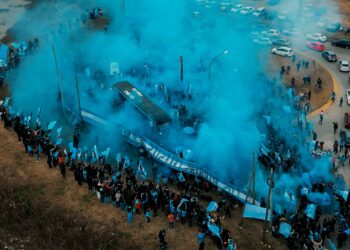 Belgrano: la mística, las cábalas y  la bendita locura pirata para estirar la espera