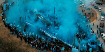 Belgrano: la mística, las cábalas y  la bendita locura pirata para estirar la espera