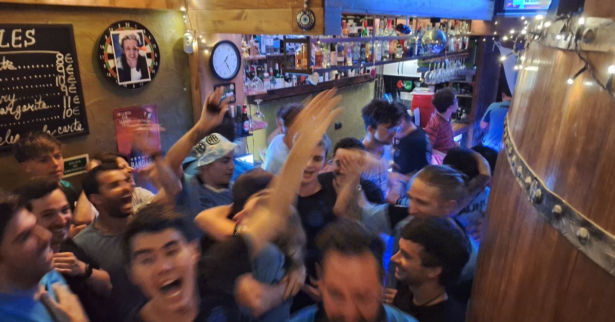 Ser campeón al otro lado del mundo Desde el barrio de Lavapies, en Madrid, así se celebró Belgrano campeón. Fotos: Simón González Alegre.