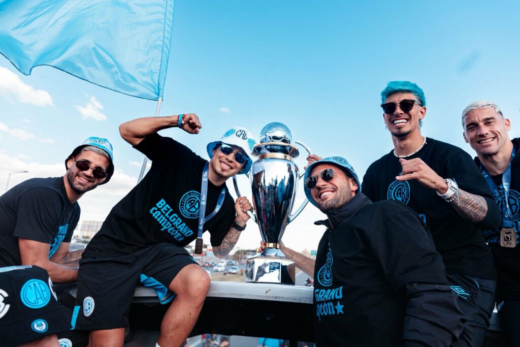 Belgrano celebra su histórico título en una multitudinaria vuelta olímpica