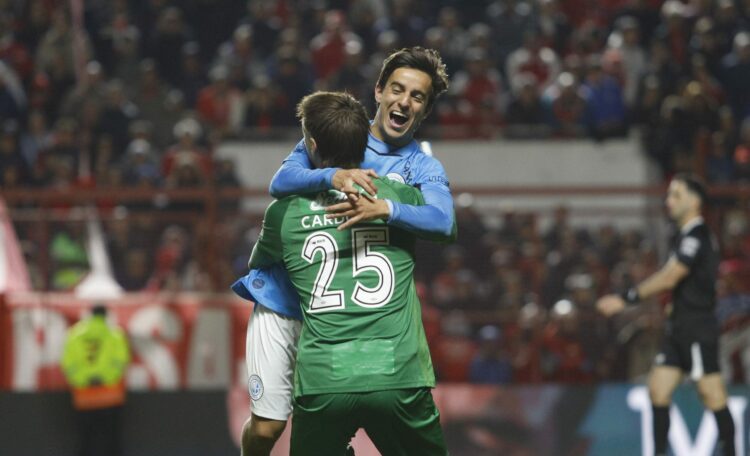 Los héroes de los penales: Thiago Cardozo y Ramiro Hernandes se abrazan tras la clasificación.