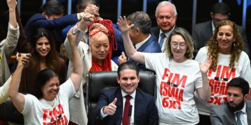 Brasil aprueba en Diputados el fin de la jornada laboral 6×1