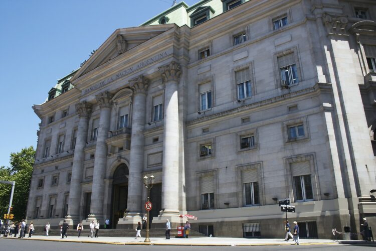 El Banco Nación presentó nuevas líneas de crédito para refinanciar deudas con tarjetas y enfrentar el aumento de la morosidad de las familias argentinas.