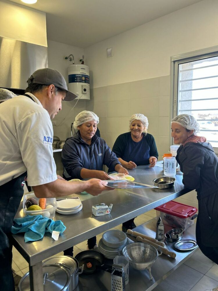 El Banco de Alimentos y la Universidad profesionalizan la cocina comunitaria con salida laboral Cocina y escuela solidaria en el Banco de Alimentos de la ciudad de Córdoba.