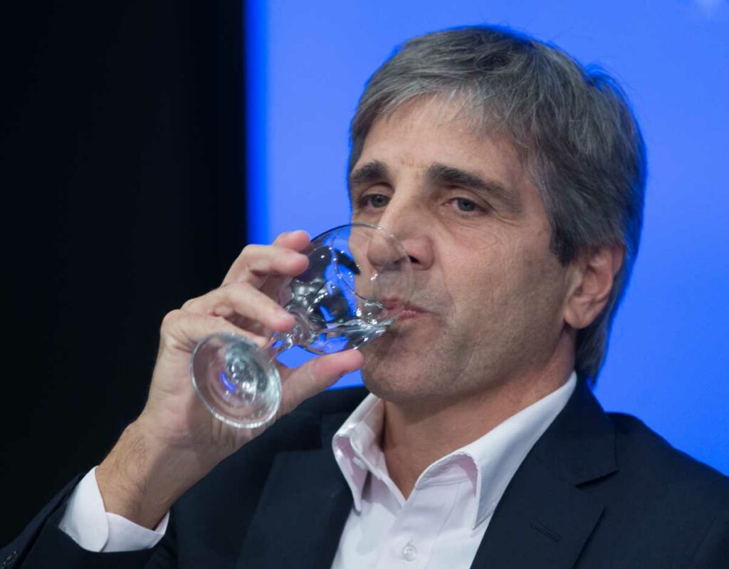 Caputo lanzó la licitación para privatizar AySA Caputo lanzó la licitación para privatizar AySA