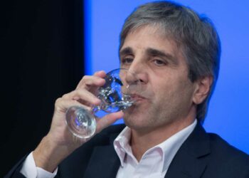 Caputo lanzó la licitación para privatizar AySA