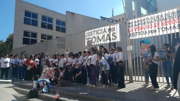 La concentración tuvo lugar en el ingreso al edificio de Tribunales II. Foto: Sergio Díaz.
