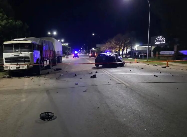 Dos conductores murieron al chocar contra camiones en Cavanagh y Canals.