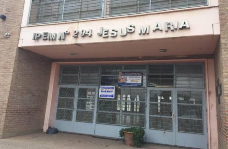 Un arco de fútbol cayó sobre una estudiante de 15 años en Jesús María, quien falleció el viernes a raíz de las graves heridas.