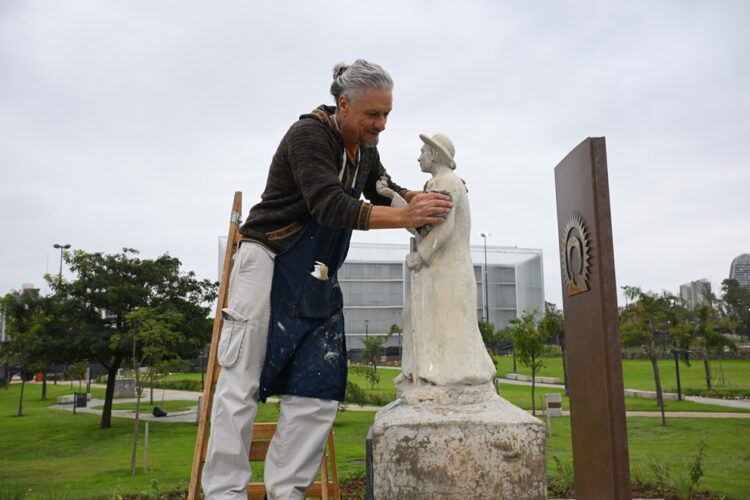 Finalizó la restauración de la estatua del San José Gabriel Brochero El escultor Julio Incardona, finalizando los detalles de la restauración de su obra.
