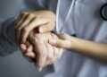 Día Internacional de la Enfermería: la profesión invisibilizada que sostiene a todo el sistema sanitario Día Internacional de la Enfermería: la profesión invisibilizada que sostiene a todo el sistema sanitario