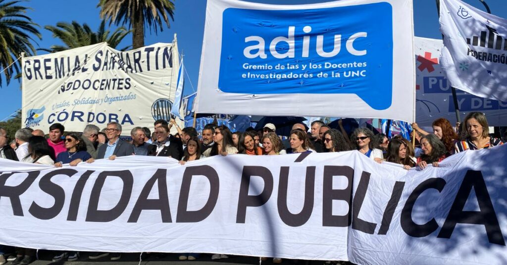 Docentes de la UNC reclaman un aporte extraordinario por la emergencia. Foto: Fátima Vanessa Giménez