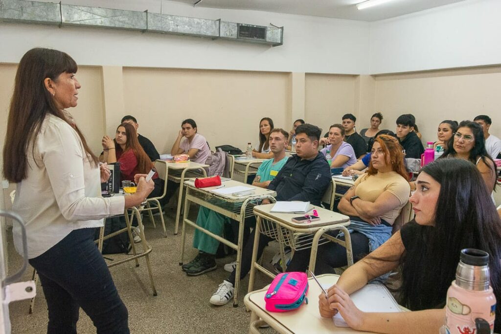 En el acuerdo se articularon convenios con el sistema de salud provincial y municipal para el futuro desarrollo de prácticas profesionales que comprenden la carrera.