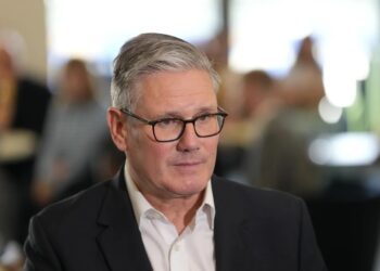 Se agrava la crisis de Starmer entre renuncias y malestar social
