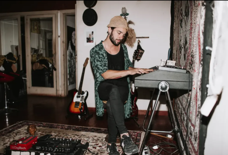 Félix San Martín es un cantautor nacido en Córdoba, Argentina. Sus canciones transmiten una espontaneidad que se vuelve palpable en sus conciertos, donde despliega su vocación de músico todoterreno.