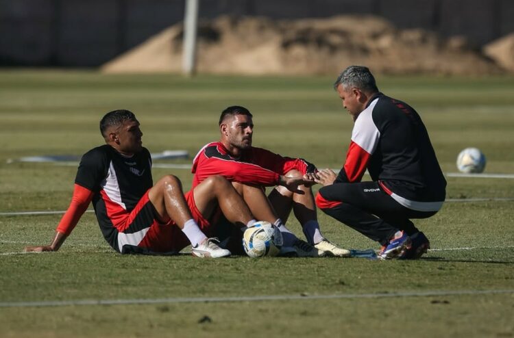Mientras su equipo piensa en el choque con Lanús, Diego Flores licenció al plantel hasta el lunes.
