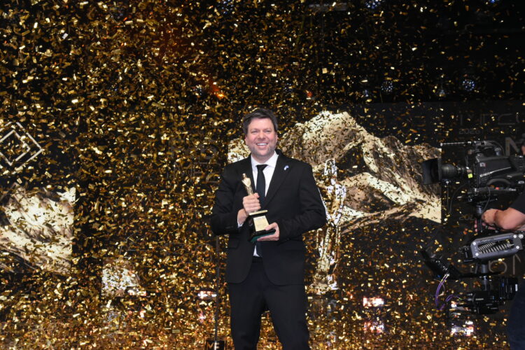 Guido Kaczka se llevó el Oro en una gala marcada por fuertes mensajes La ceremonia se llevó a cabo en el Hotel Hilton y el conductor se llevó el premio por "Buenas noches familia". Foto: Prensa Martín Fierro.