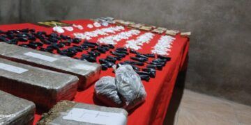 Hubo 11 allanamientos, cierre de puntos de venta e incautación de cocaína, marihuana, tussi, dinero, vehículos y elementos para el fraccionamiento de estupefacientes.