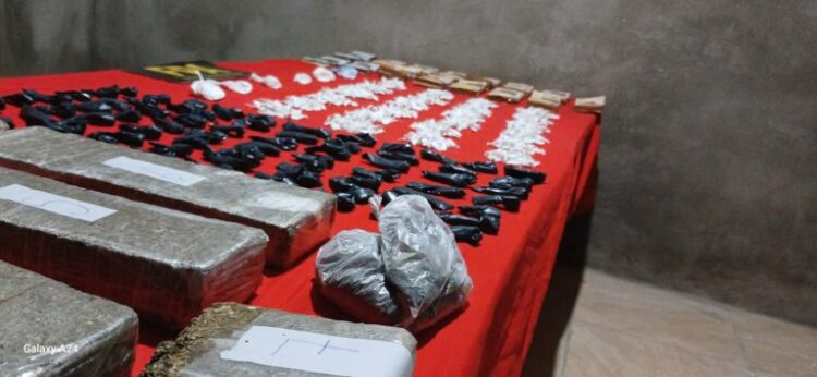 Hubo 11 allanamientos, cierre de puntos de venta e incautación de cocaína, marihuana, tussi, dinero, vehículos y elementos para el fraccionamiento de estupefacientes.