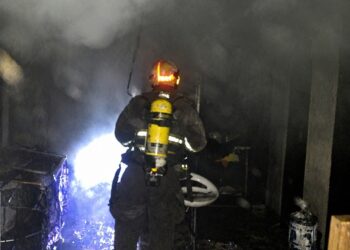 Incendio en un comercio dejó un joven herido