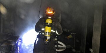 Incendio en un comercio dejó un joven herido