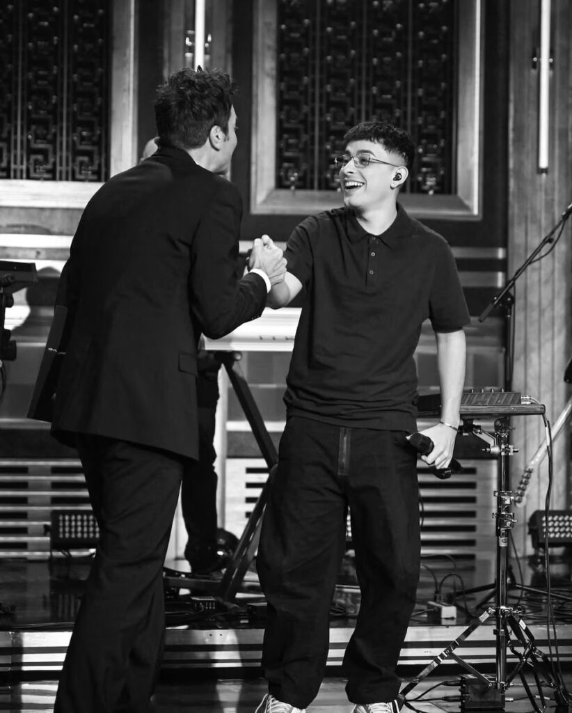 Trueno presentó su nuevo álbum en el show de Jimmy Fallon
