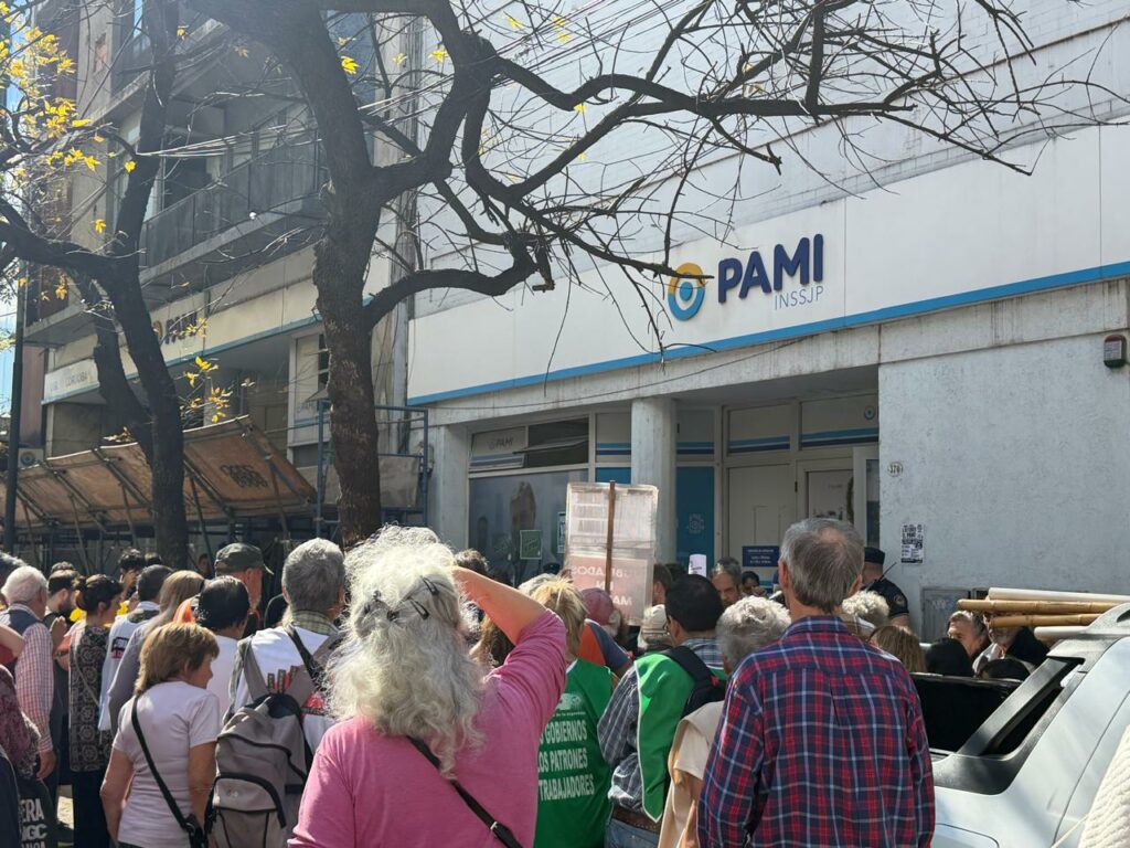 Jubilados y trabajadores de Pami realizaron un abrazo solidario