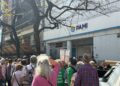 Prestadores del Pami iniciaron otra protesta por el retraso de aranceles Jubilados y trabajadores de Pami realizaron un abrazo solidario