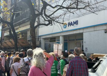 Jubilados y trabajadores de Pami realizaron un abrazo solidario