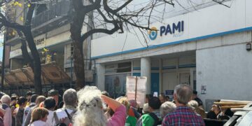 Jubilados y trabajadores de Pami realizaron un abrazo solidario