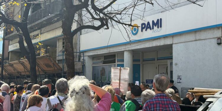 Prestadores del Pami iniciaron otra protesta por el retraso de aranceles Este miércoles habrá otro reclamo frente a la sede de Pami en Córdoba. Foto: Naitria.