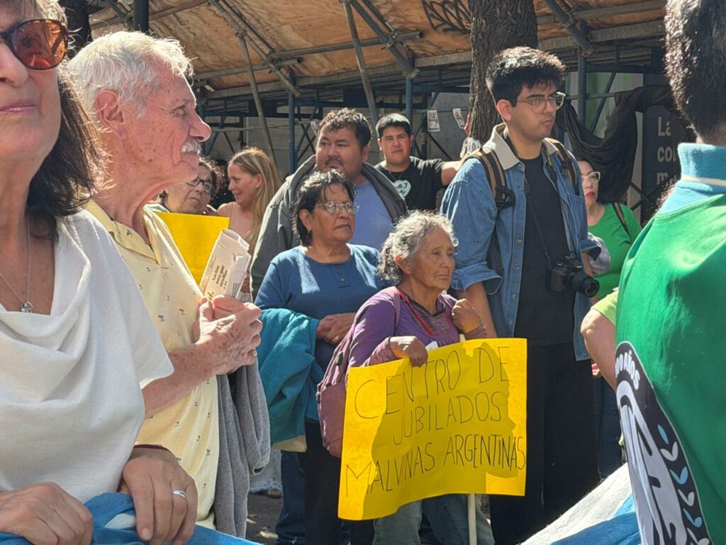 Jubilados y trabajadores de Pami realizaron un abrazo solidario
